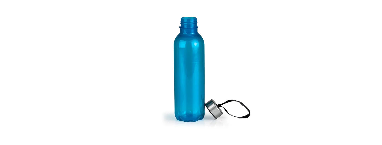 Garrafa azul em PET. Conta com tampa rosqueável em Aço Inox com cordão. Livre de BPA. Capacidade: 600ml