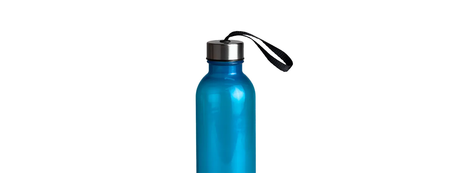 Garrafa azul em PET. Conta com tampa rosqueável em Aço Inox com cordão. Livre de BPA. Capacidade: 600ml