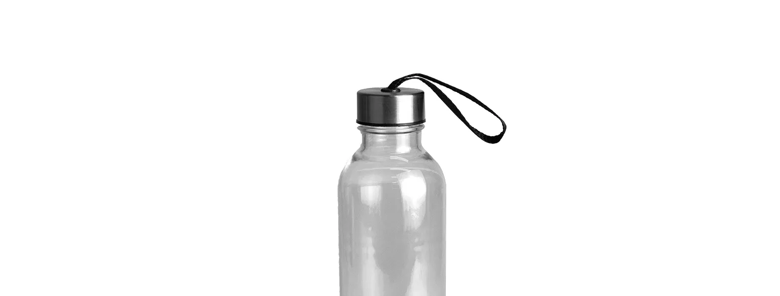 Garrafa transparente em PET. Conta com tampa rosqueável em Aço Inox com cordão. Livre de BPA. Capacidade: 600ml