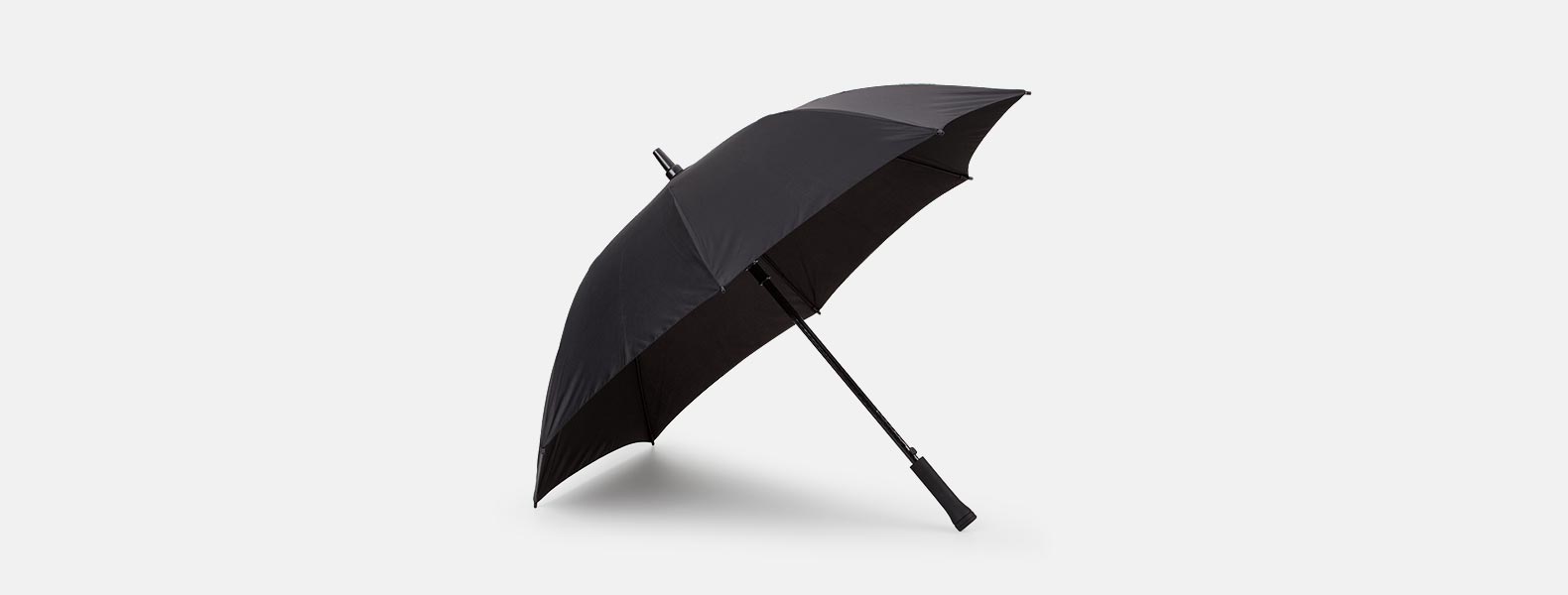 Guarda-chuva em Seda Sintética preto automático com haste em Fibra de Vidro 14mm e empunhadura reta em ABS.