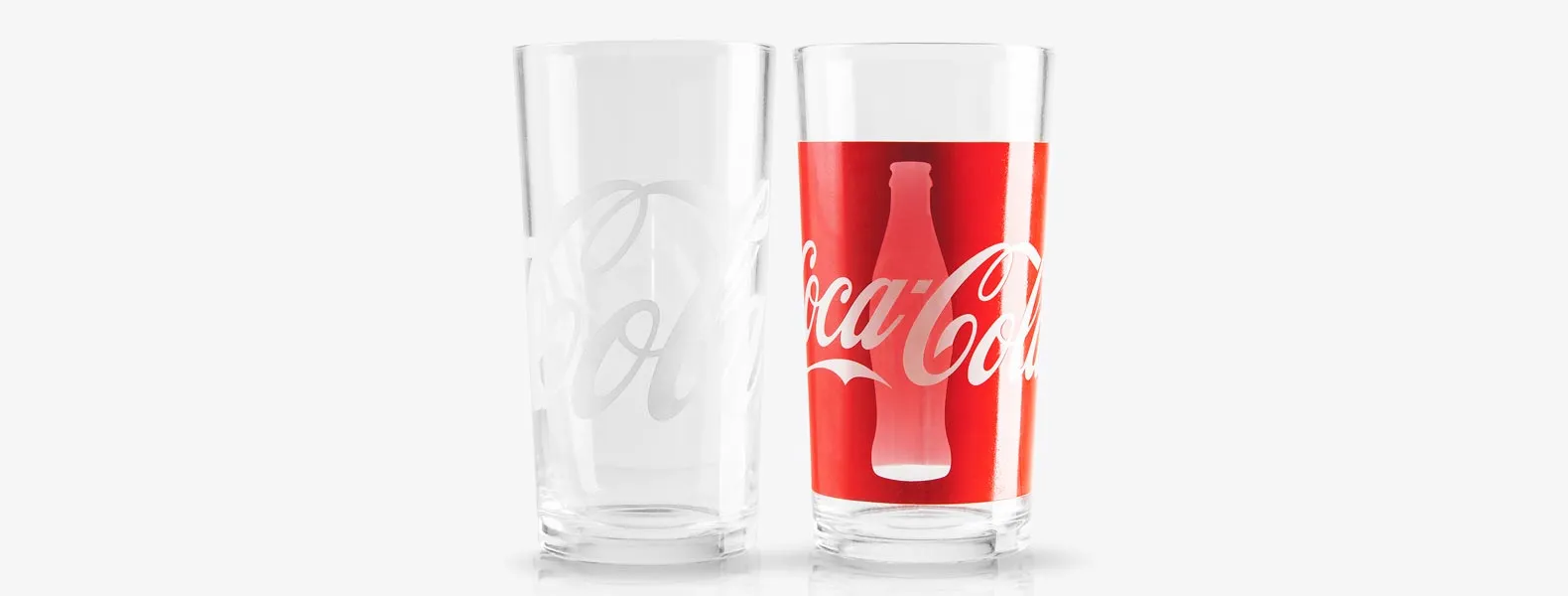Jogo de copos personalizados contendo dois copos Coca Cola em vidro e embalagem.