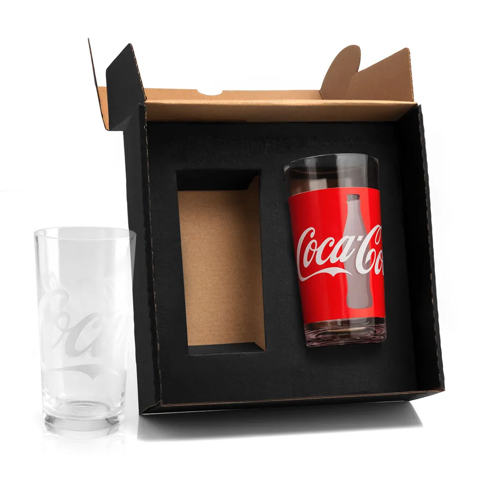 Jogo de copos personalizados contendo dois copos Coca Cola em vidro e embalagem.
