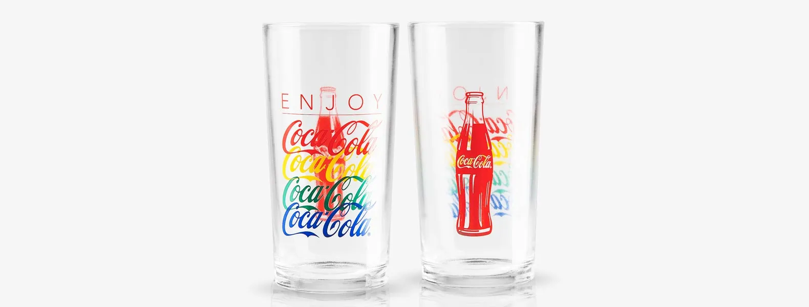 Jogo de copos personalizados contendo dois copos Coca Cola Summer em vidro.