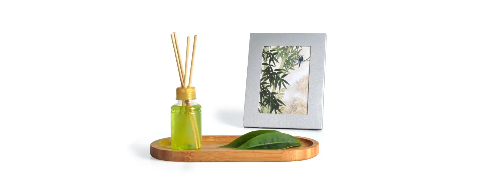 Kit bandeja, aromatizador e acessórios. Composto por bandeja oval em bambu; garrafa transparente em PET; porta-retrato em alumínio; aromatizador de ambiente com fragrância de bambu.