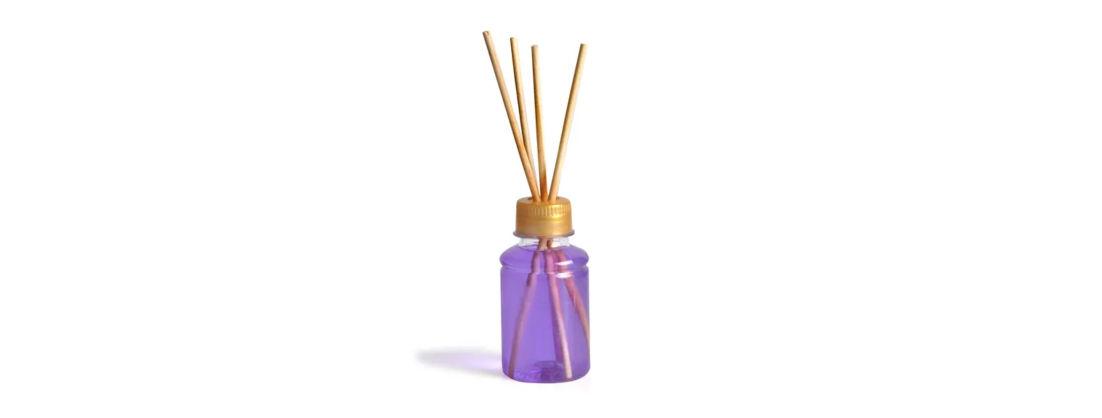 Kit bandeja, aromatizador e acessórios. Composto por bandeja oval em bambu; garrafa transparente em PET; porta-retrato em alumínio; aromatizador de ambiente com fragrância de lavanda.