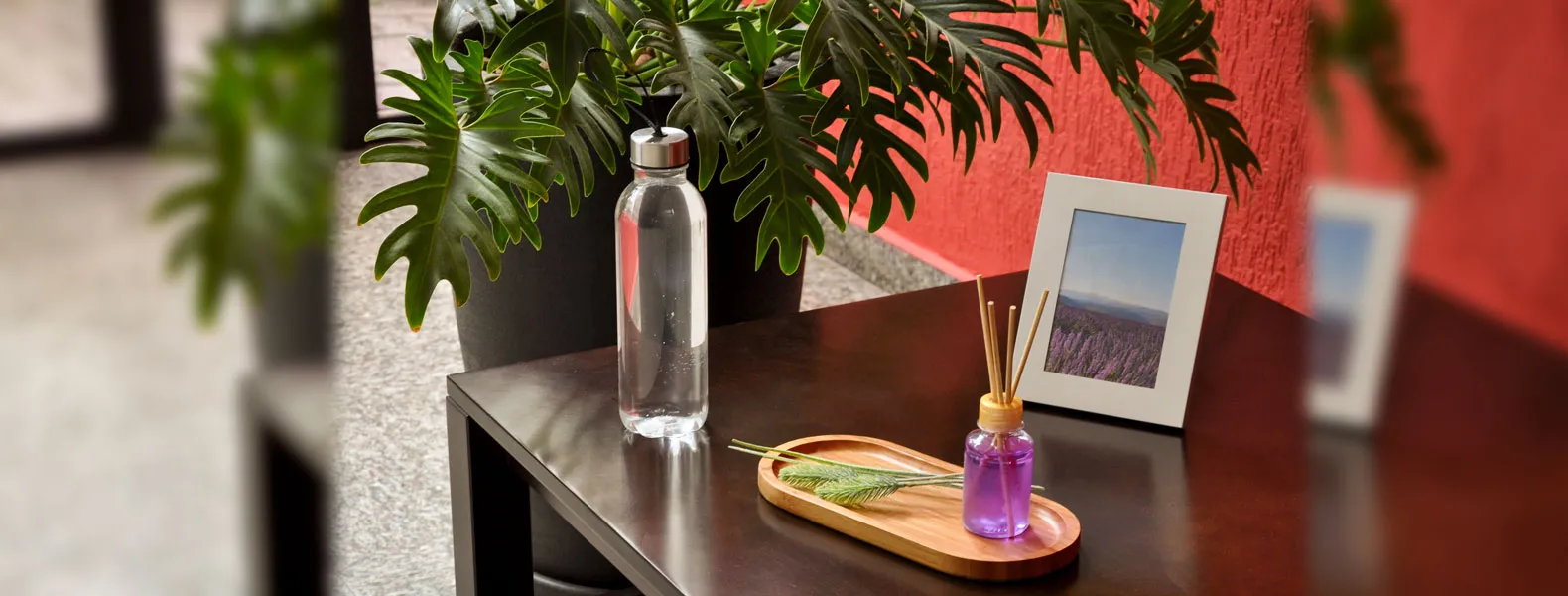 Kit bandeja, aromatizador e acessórios. Composto por bandeja oval em bambu; garrafa transparente em PET; porta-retrato em alumínio; aromatizador de ambiente com fragrância de lavanda.
