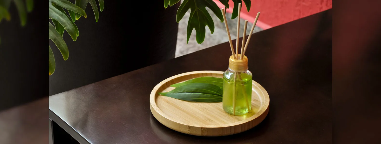 Kit para bandeja e aromatizador. Conta com bandeja redonda em bambu e aromatizador de ambiente com fragrância de bambu.