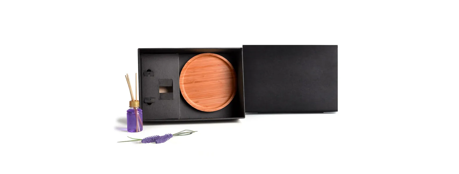 Kit para bandeja e aromatizador. Conta com bandeja redonda em bambu e aromatizador de ambiente com fragrância de lavanda.