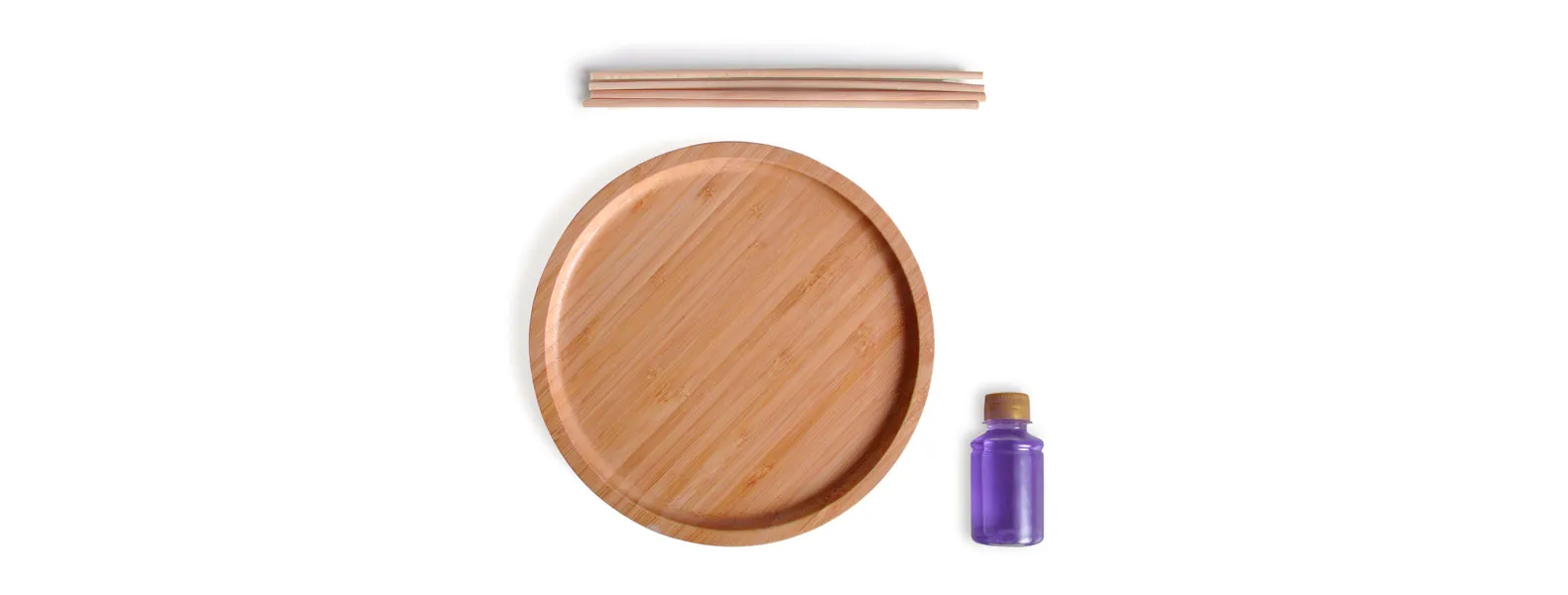 Kit para bandeja e aromatizador. Conta com bandeja redonda em bambu e aromatizador de ambiente com fragrância de lavanda.