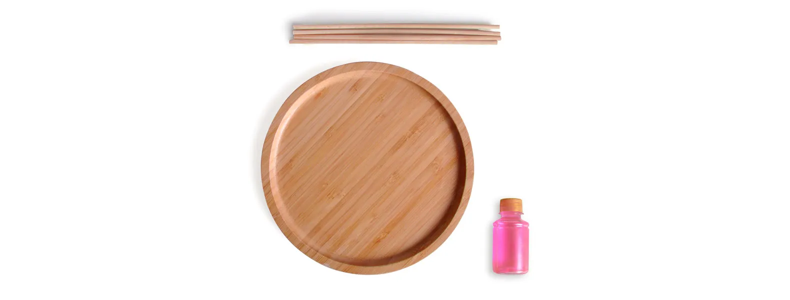 Kit para bandeja e aromatizador. Conta com bandeja redonda em bambu e aromatizador de ambiente com fragrância de orquídea.