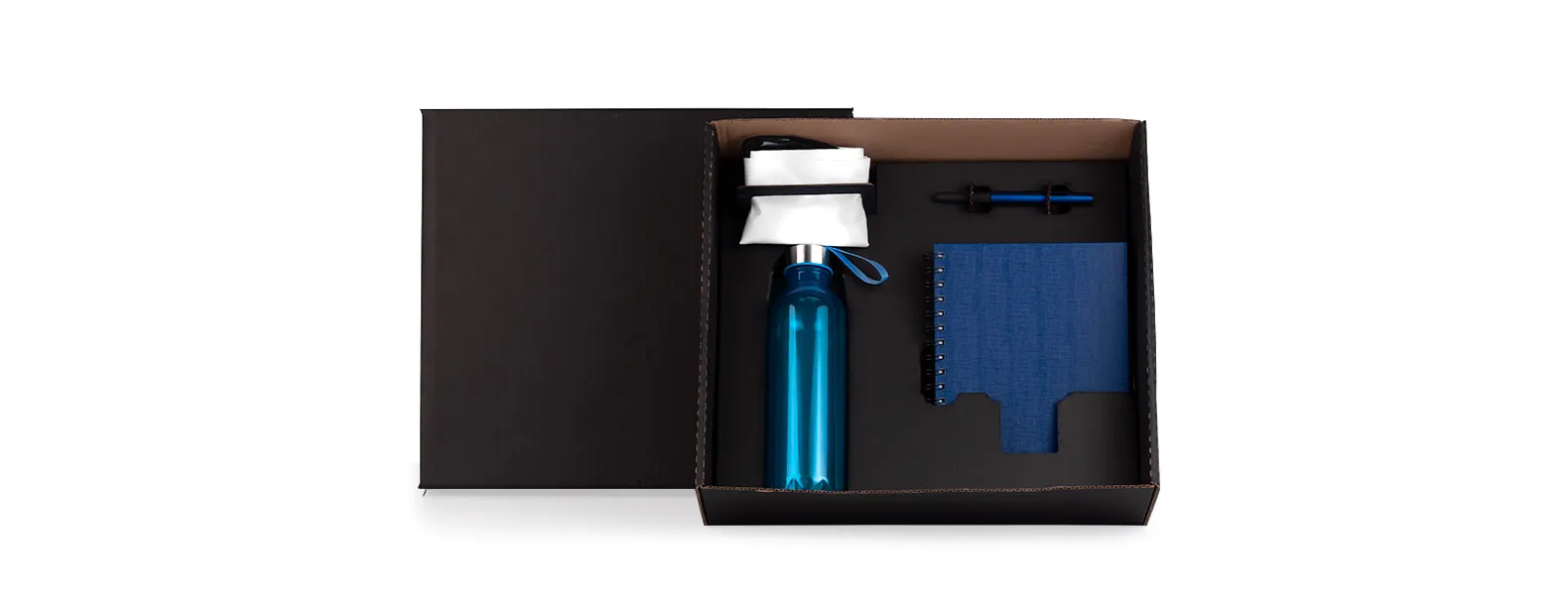 Kit boas vindas. Conta com mochila em nylon 420 branca; garrafa azul em pet; caderno para anotações wire-o azul com capa dura e caneta esferográfica em ABS azul.