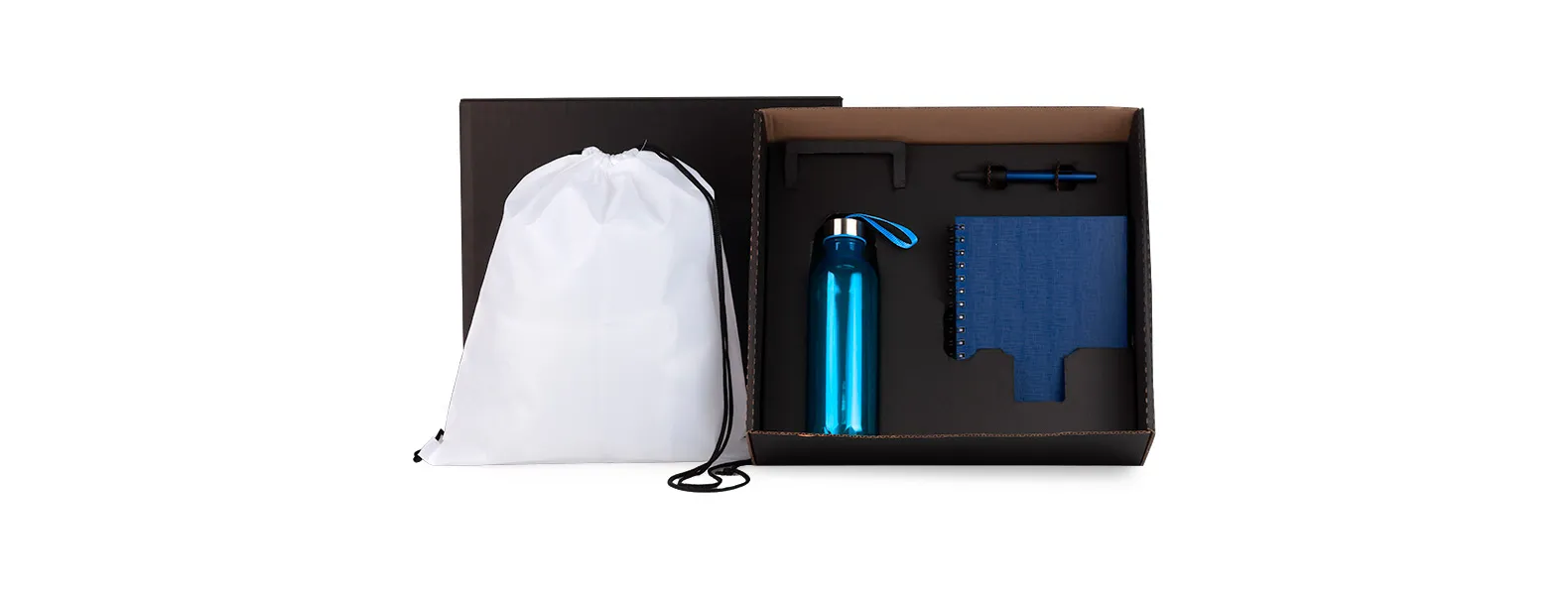 Kit boas vindas. Conta com mochila em nylon 420 branca; garrafa azul em pet; caderno para anotações wire-o azul com capa dura e caneta esferográfica em ABS azul.