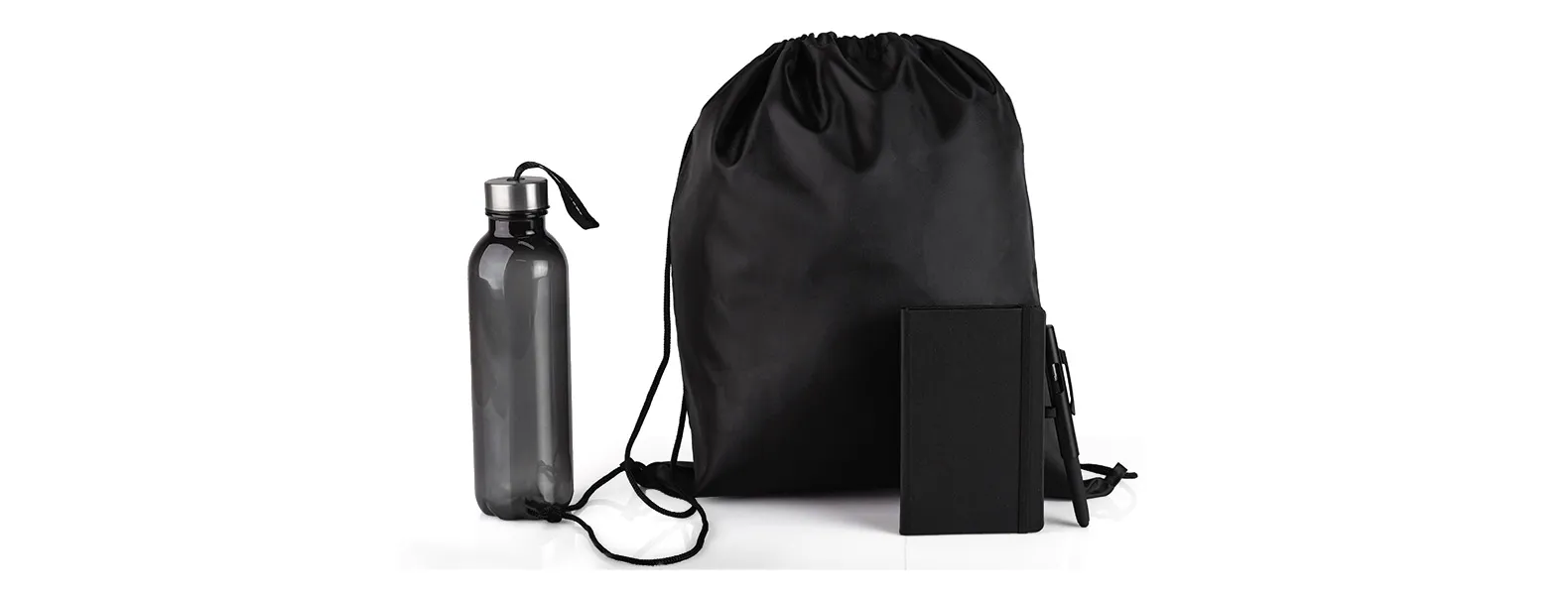 Kit boas vindas. Conta com mochila preta em nylon 420; garrafa preta em PET; caderno para anotações preto com capa dura e caneta esferográfica em ABS preta.
