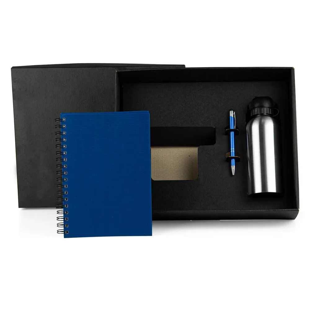 Caderno para anotações wire-o azul com capa dura revestida em percalux linho, caneta esferográfica em alumínio azul e squeeze em aço inox com tampa rosqueável preta em polipropileno.