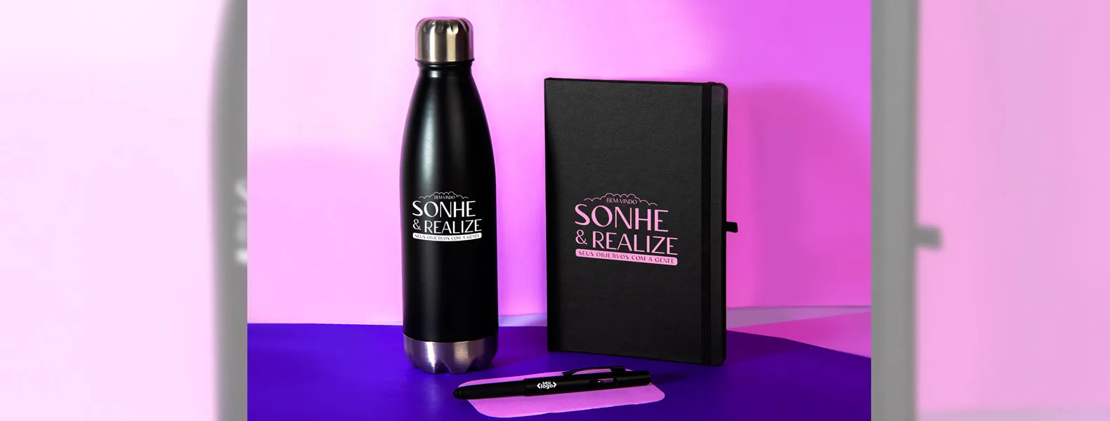 Kit composto por garrafa em aço Inox preta com tampa rosqueável; caderno para anotações preto com capa dura e caneta esferográfica em ABS preta.