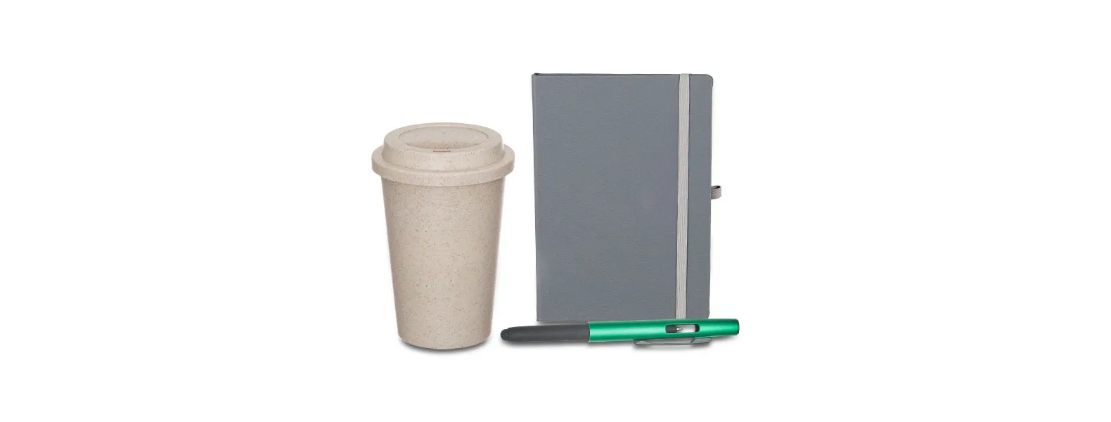 Kit composto por copo em fibra de bambu/PP; caderno para anotações cinza com capa dura e caneta esferográfica em ABS verde.