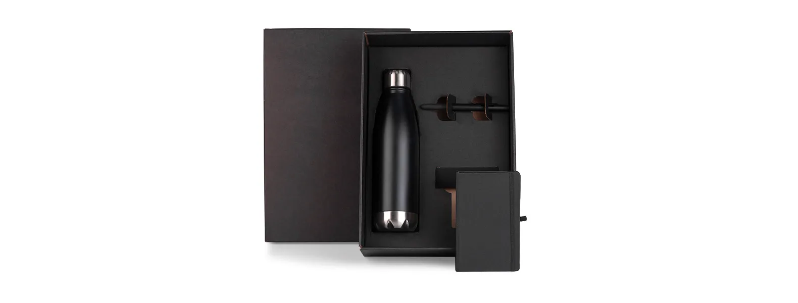 Conta com garrafa em aço inox preta com tampa rosqueável contendo a capacidade total de 750ml; caderno para anotações preto com capa dura e caneta esferográfica em ABS preta.