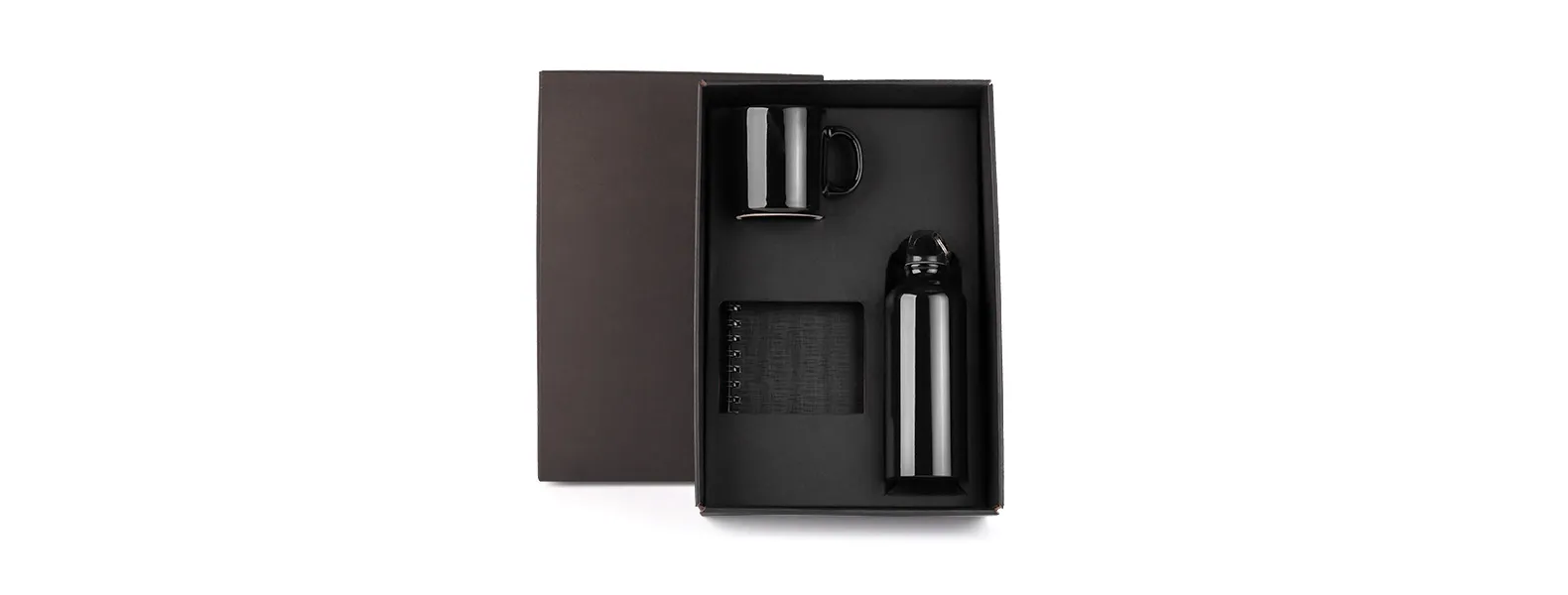 Kit composto por caderno para anotações wire-o preto com capa dura revestida em percalux linho; squeeze preto em alumínio revestido com verniz e caneca em cerâmica preta.