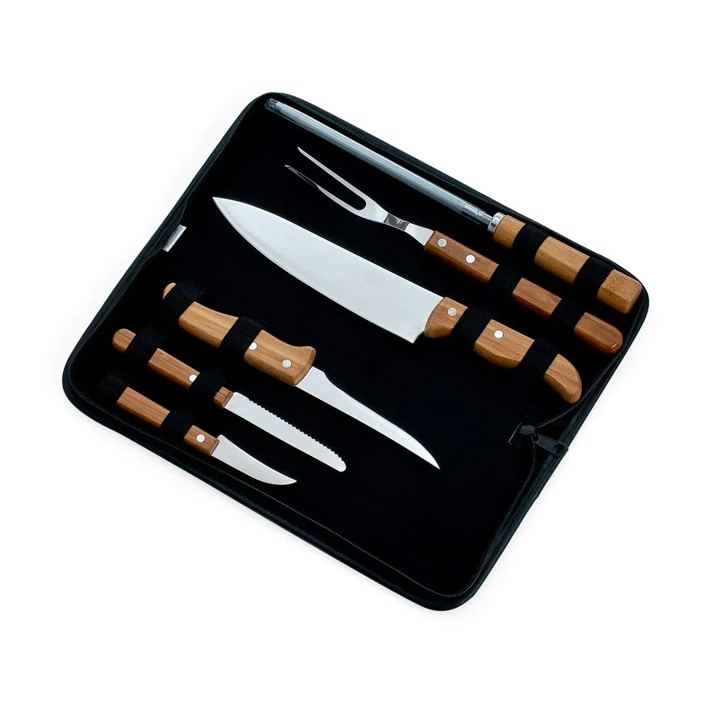 Kit composto por seis peças com cabos em bambu e lâminas em aço Inox com rebites resistentes, sendo uma faca 8” para carnes, um garfo trinchante, uma faca 5” para desossar, uma faca 4” de frutas e uma faca 3” de legumes e uma chaira 8” para assentar o fio das facas. Estão organizados em um estojo com toque almofadado.