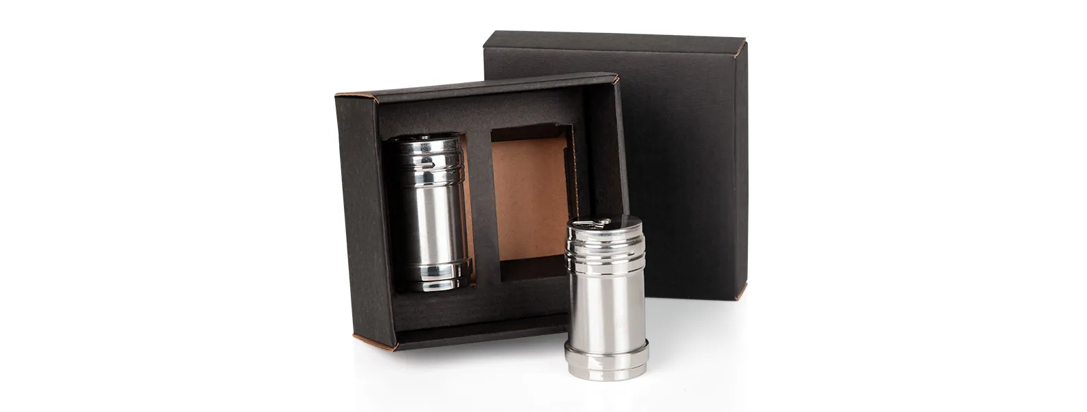 Kit contendo dois potes de aço inox para tempero com tampa giratória acomodados em uma embalagem para presente.