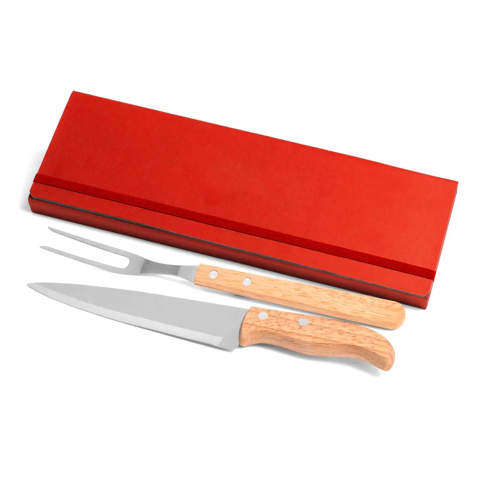 Conjunto composto por uma faca 7” e um garfo trinchante, ambos com cabos em madeira e lâminas em aço Inox. Estão organizados em uma pasta vermelha com elásticos.