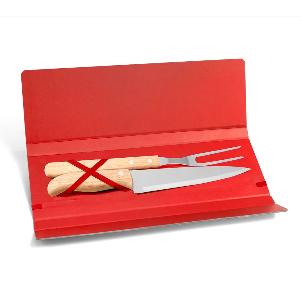 Conjunto composto por uma faca 7” e um garfo trinchante, ambos com cabos em madeira e lâminas em aço Inox. Estão organizados em uma pasta vermelha com elásticos.