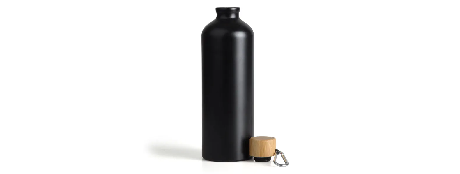 Conta com garrafa, caneca em cerâmica preta com capacidade 230 ml e fone de ouvido Bluetooth.