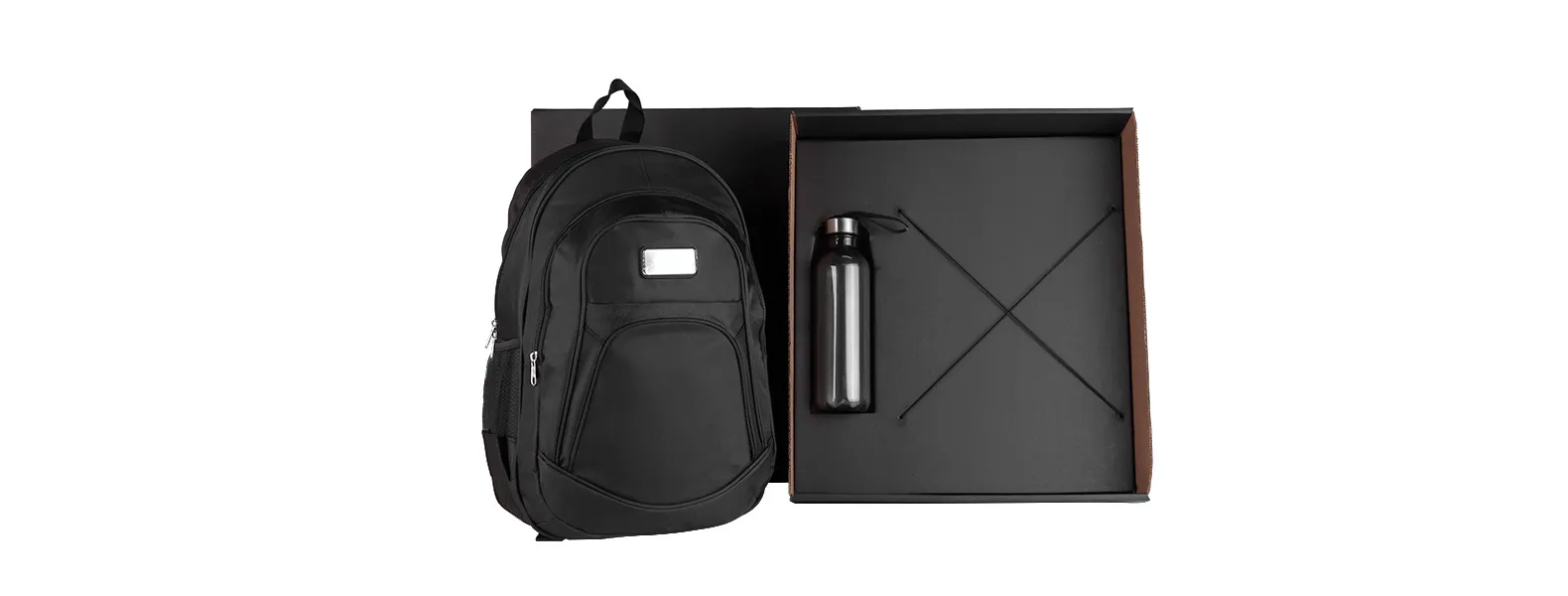 Kit composto por mochila preta em Poliester 600D/1680D que contém alças para as costas, alça para as mãos, compartimento para notebook de até 15, 3 bolsos externos com zíper e 2 bolsos externos em tela. Conta também com garrafa preta em PET.