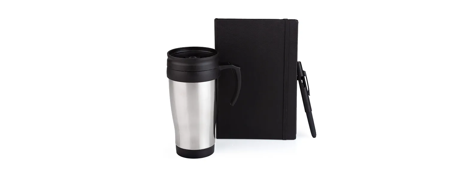 Kit composto por caneca em polipropileno preto revestida em aço inox escovado; caderno para anotações preto com capa dura e caneta esferográfica em ABS preta.