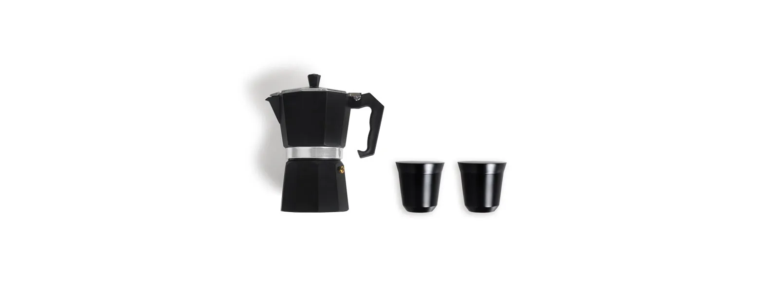 Kit para café. Composto por cafeteira modelo Italiana em alumínio de alta qualidade/resistência e dois copos para café em aço inox.
