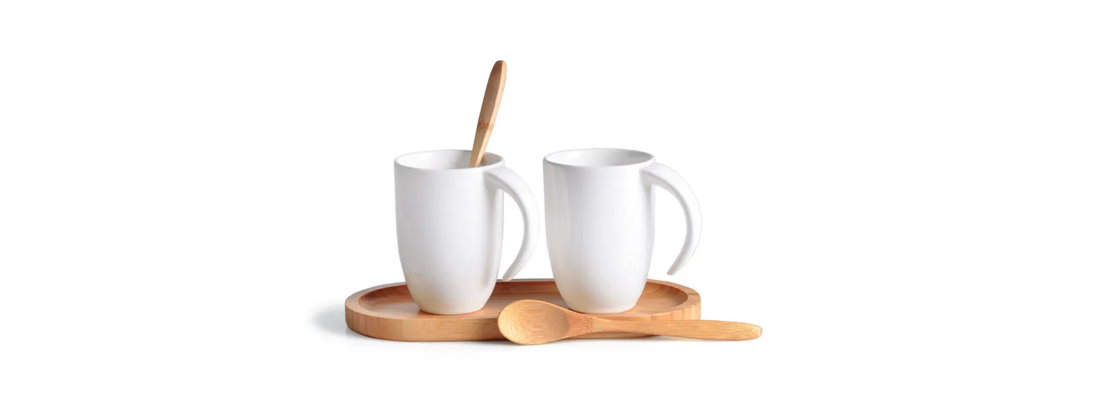 Kit para café/chá. Composto por bandeja oval e duas colheres de 18 cm em bambu; duas canecas em cerâmica branca com 350 ml cada uma.