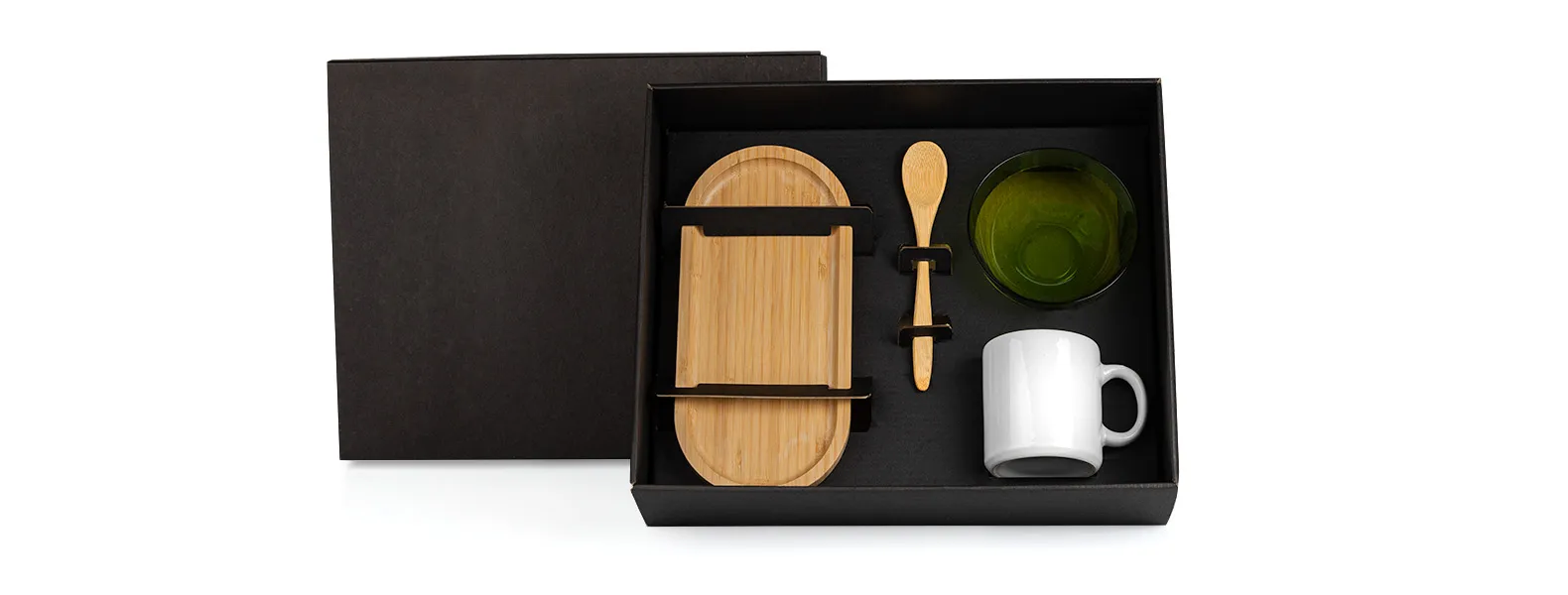 Kit para café da manhã. Conta com caneca em cerâmica; tigela em vidro; colher e bandeja em Bambu.