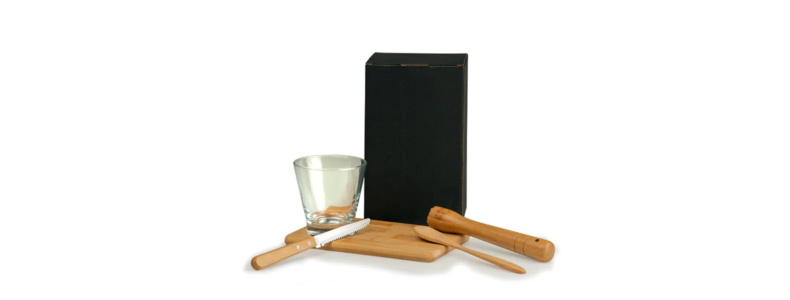 Kit para caipirinha em bambu. Conta com tábua, colher e socador em bambu; faca em Bambu/Inox e copo em vidro.
