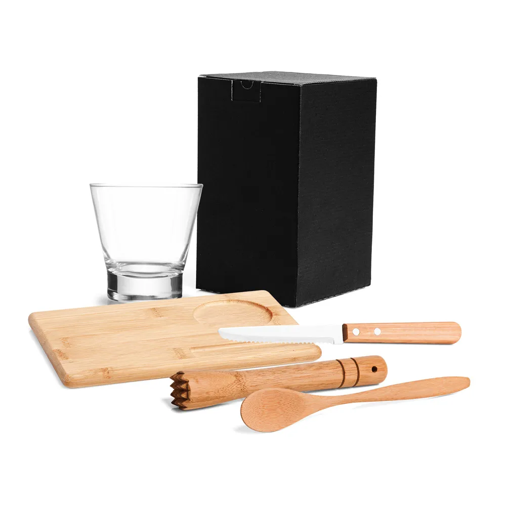 Kit para caipirinha em bambu. Conta com tábua, colher e socador em bambu; faca em Bambu/Inox e copo em vidro.