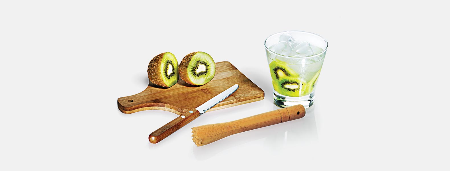 Kit para caipirinha. Conta com tábua e socador em bambu; copo de vidro 350ml; faca para frutas de 4” em aço inox.