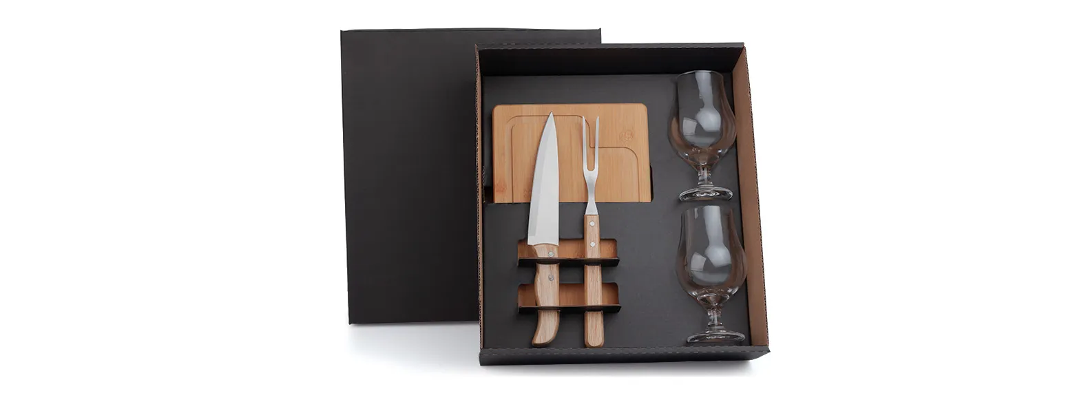 Kit para churrasco. Conta com tábua em bambu; duas taças em vidro para cerveja; faca 7 e garfo trinchante em madeira/inox.