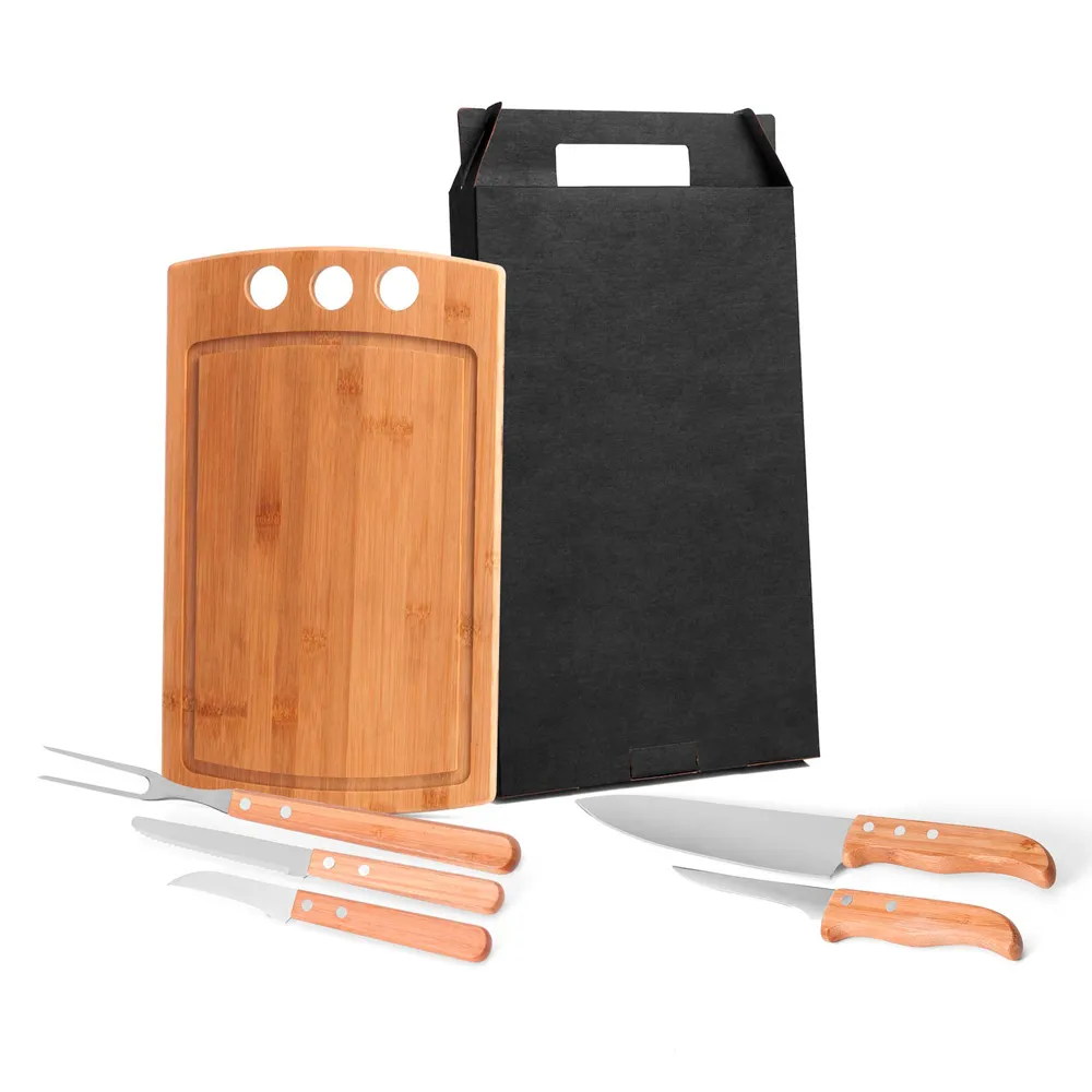 Kit composto por uma tábua retangular em tripla camada invertida de Bambu com três furos e sulco, e cinco peças com cabos em Bambu e lâminas em Aço Inox com rebites, sendo uma faca 8”, um garfo trinchante, uma faca 5” para desossar, uma faca 4” e uma faca 3”. Produto ecológico.