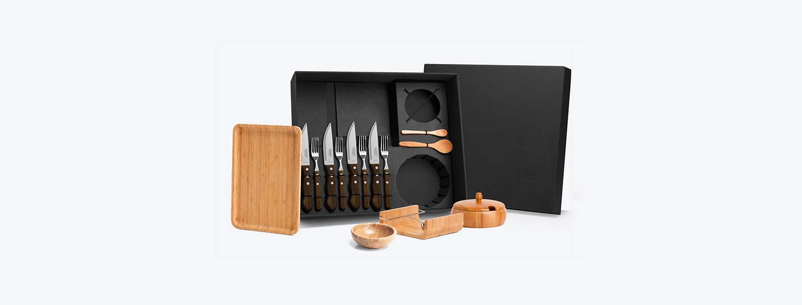 Kit para churrasco; Conta com bandeja, farinheira, cumbuca, colher e porta guardanapo em Bambu; 4 facas jumbo e 4 garfos em Inox/Polywood.