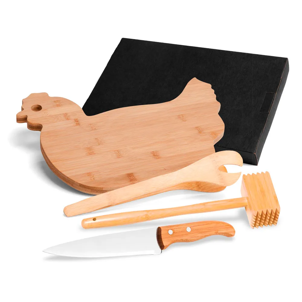 Kit para Cozinha em Bambu/Aço Inox; Conta com tábua em formato de Galinha, pegador 22cm e martelo em Bambu; Faca 7'' em Bambu/Inox. Tábua confeccionada com tripla camada invertida, para dar maior durabilidade.