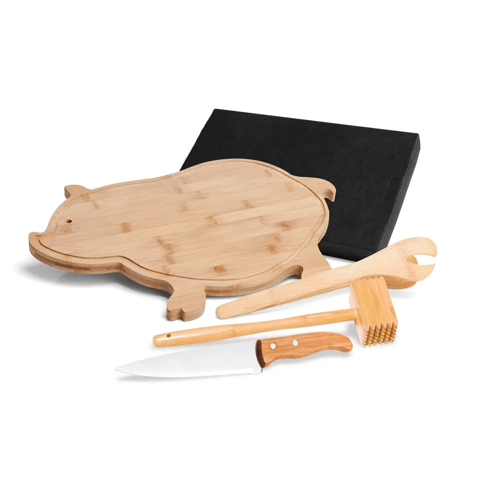 Kit para Cozinha em Bambu/Aço Inox; Conta com tábua em formato de porco, pegador 22cm e martelo em Bambu; Faca 7'' em Bambu/Inox. Tábua confeccionada com tripla camada invertida, para dar maior durabilidade.