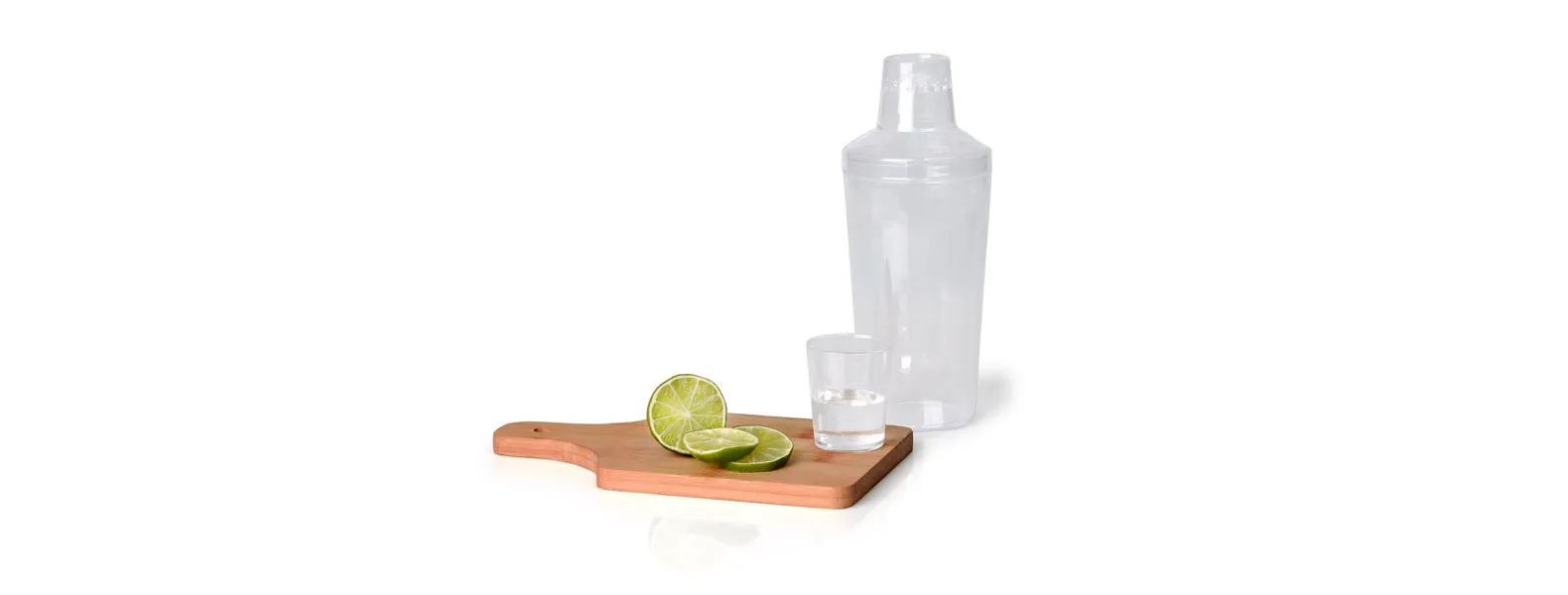 Kit para drinks. Composto por tábua em bambu; faca 4 para frutas em bambu/inox; pegador de gelo em inox; duas taças em vidro com capacidade de 490 ml cada uma; uma coqueteleira em plástico PS (poliestireno).