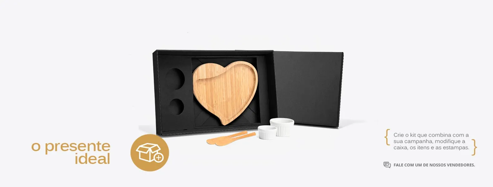 Kit para petisco com petisqueira em formato de coração e duas espátulas 14cm em bambu; Dois ramekins, um pequeno e um mini em porcelana. Estão perfeitamente acomodados em uma caixa para presentear.