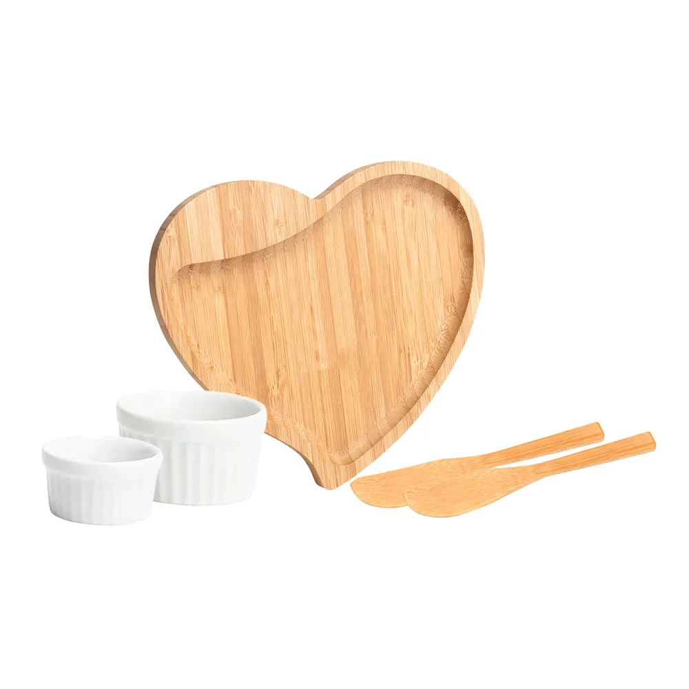 Kit para petisco com petisqueira em formato de coração e duas espátulas 14cm em bambu; Dois ramekins, um pequeno e um mini em porcelana. Estão perfeitamente acomodados em uma caixa para presentear.