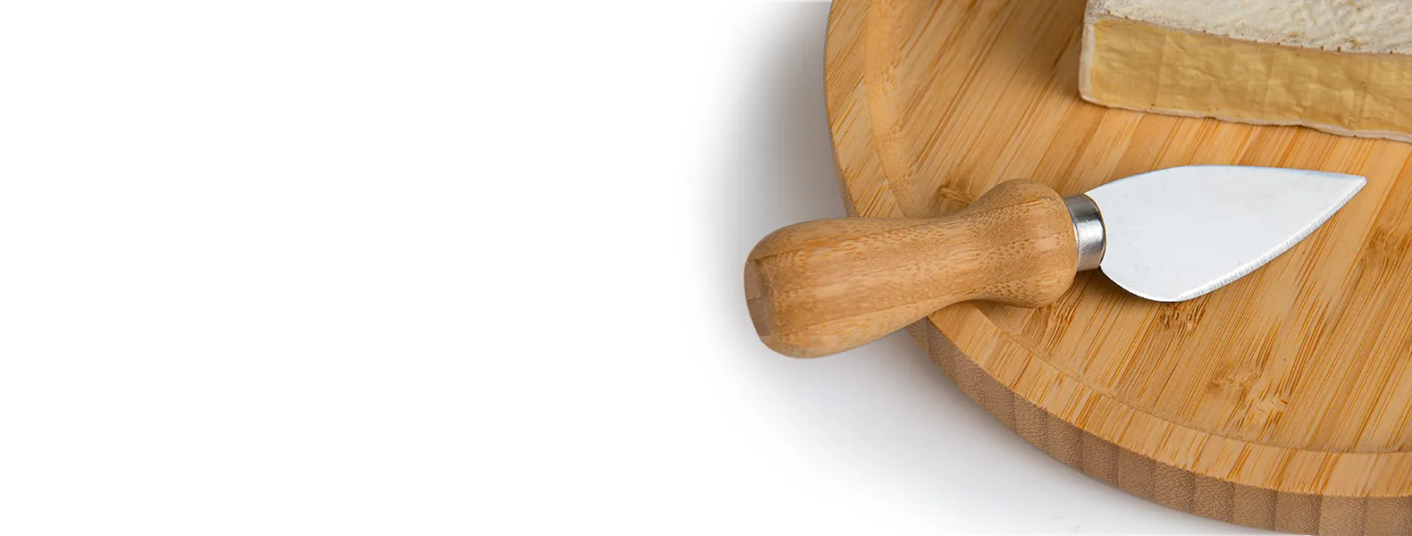 Kit para petisco / queijo. Conta com petisqueira espátula em bambu; faca e garfo para queijo.