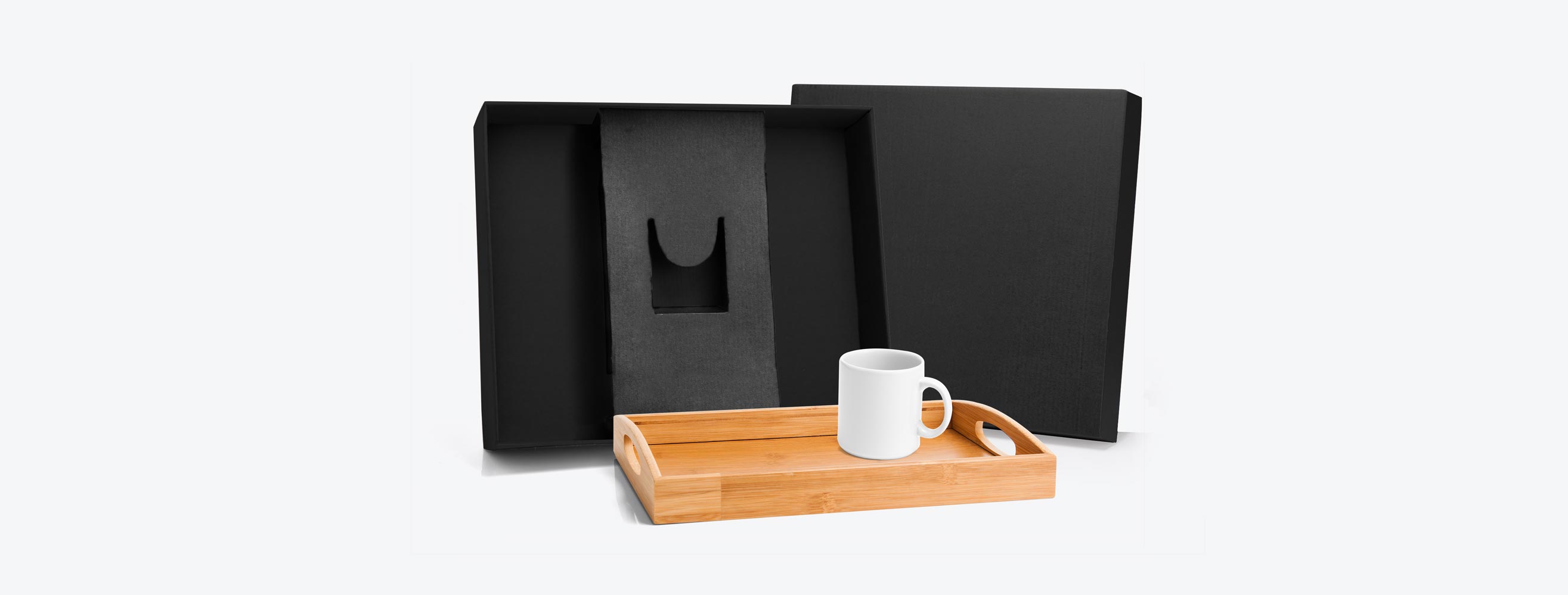 Kit para Servir; Conta com bandeja em Bambu e caneca em cerâmica. Estão perfeitamente acomodados em uma caixa para presentear.
