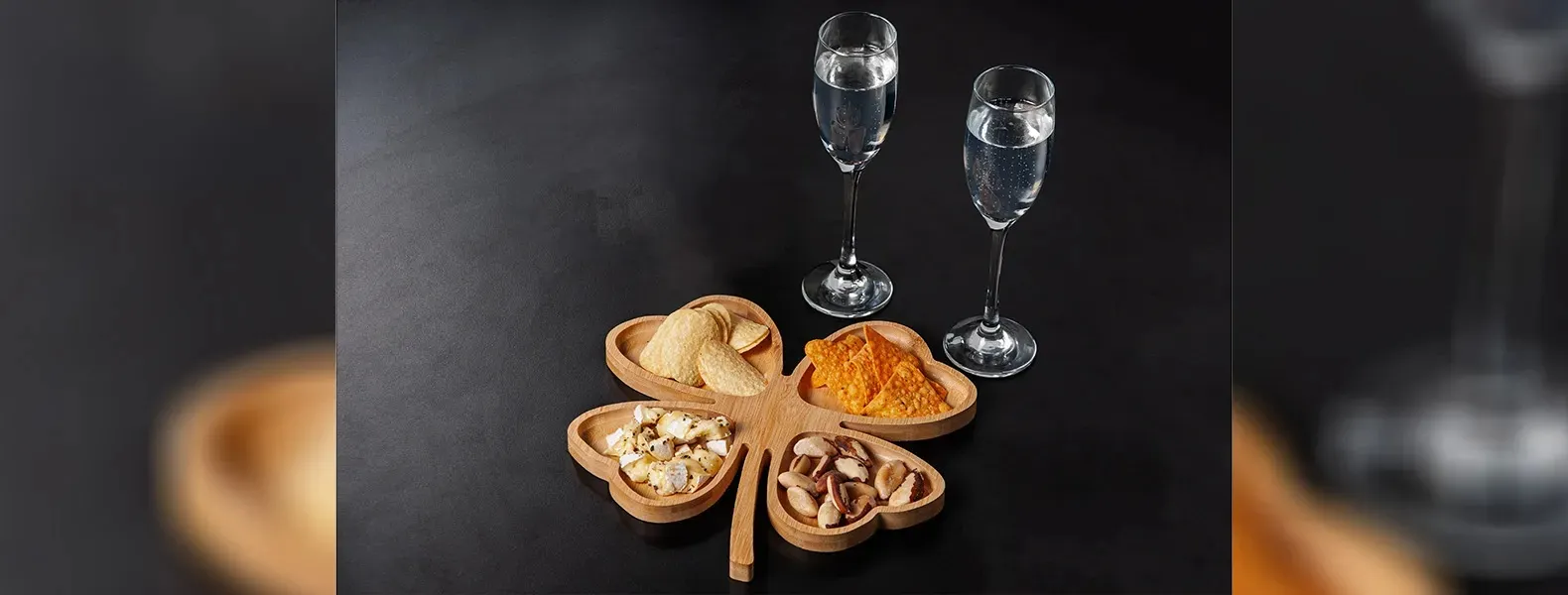 Kit para petisco e champanhe. Conta com petisqueira formato de trevo em bambu; Duas taças para champanhe em vidro; Espaço para garrafa com palha (NÃO ACOMPANHA GARRAFA). Estão perfeitamente acomodados em uma caixa para presentear.