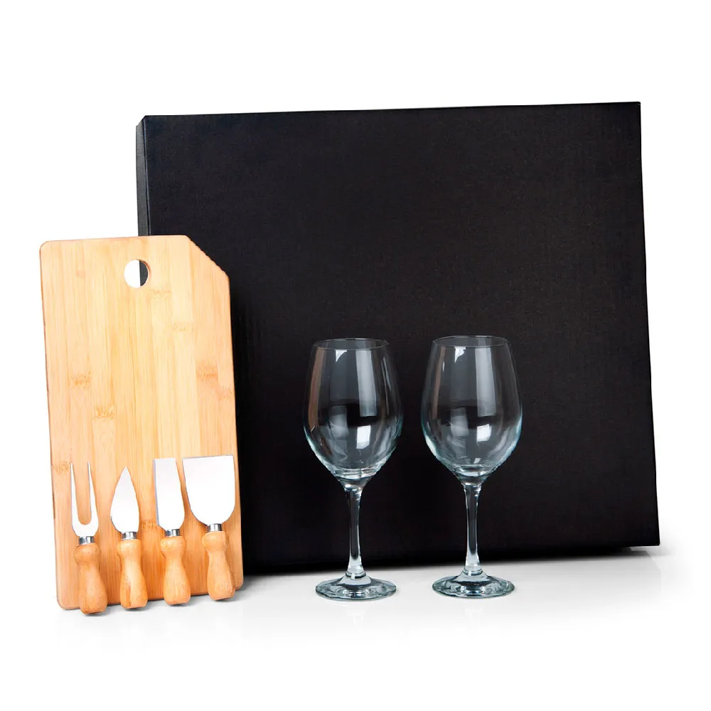 Kit Queijo e Vinho. Composto por tábua em Bambu; duas taças em vidro para Vinho; duas facas, sendo uma com ponta e outra reta, um garfo e uma espátula em Bambu/Inox.