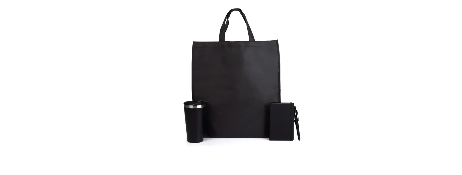 Conta com sacola preta em TNT com alças; copo térmico com tampa e abridor de garrafa; caderno para anotações preto com capa dura e caneta esferográfica em ABS preta.