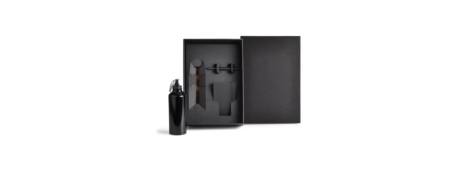 Kit squeeze, caderno e caneta. Composto por squeeze preto em alumínio revestido com verniz; caderno para anotações preto com capa dura e caneta esferográfica em ABS preta.
