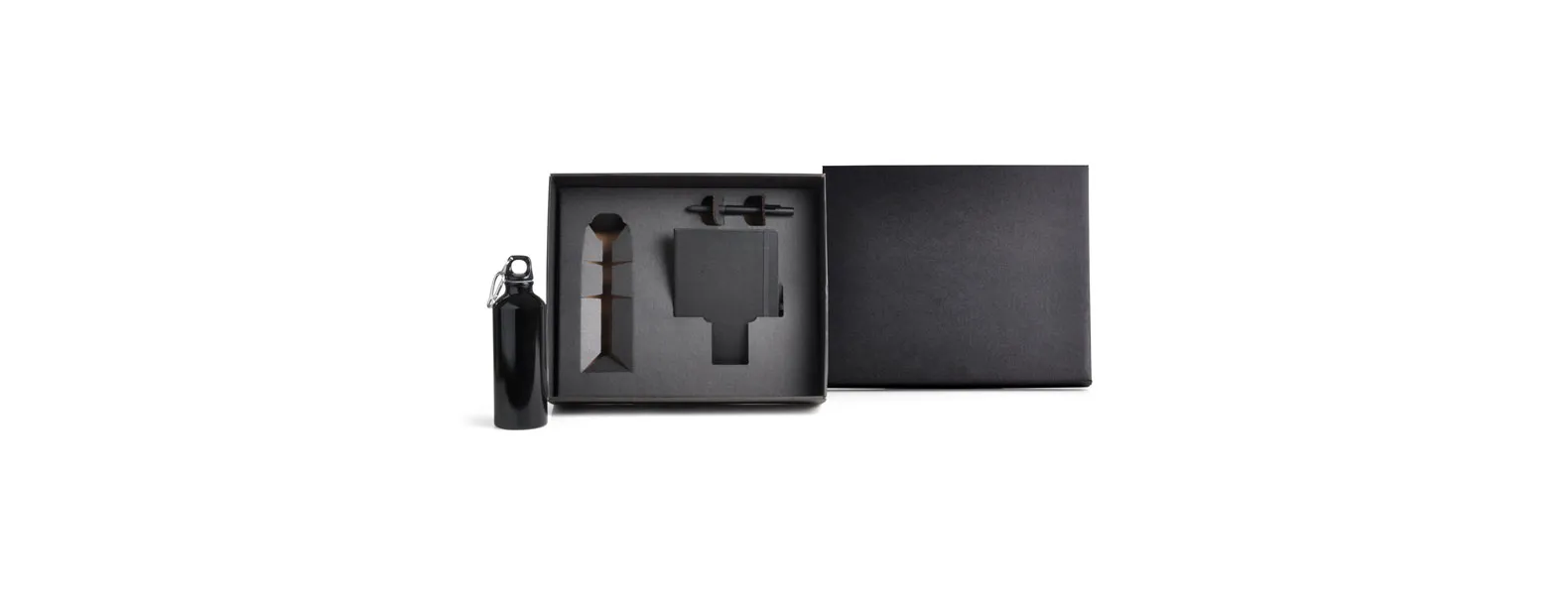 Kit squeeze, caderno e caneta. Composto por squeeze preto em alumínio revestido com verniz; caderno para anotações preto com capa dura e caneta esferográfica em ABS preta.